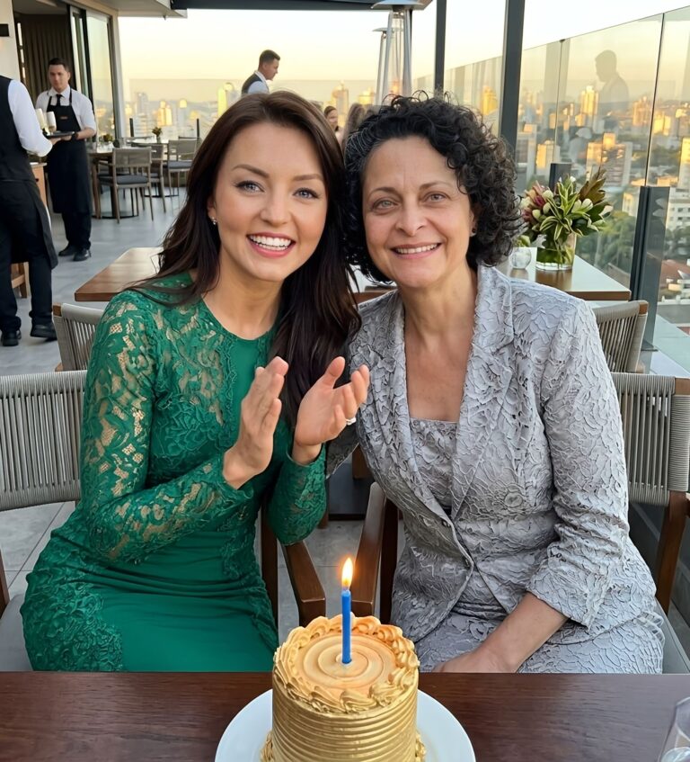 Teresa celebrando el cumpleaños de su madre. Miren nomás que hermosa doña Regina.